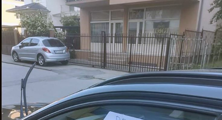 Novopazarka ostavila na automobilu poruku: Debilu…