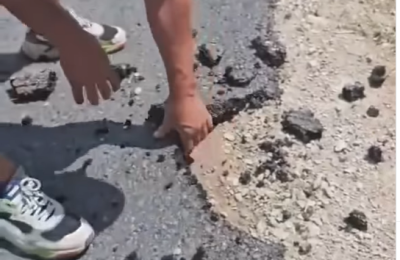 „Nemoj dalje, grehota je“: Rukama lomi novi asfalt u Sandžaku /VIDEO/