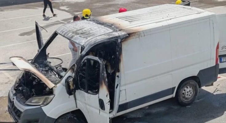 Zapalio se kombi tutinskih registarskih tablica u Novom Pazaru
