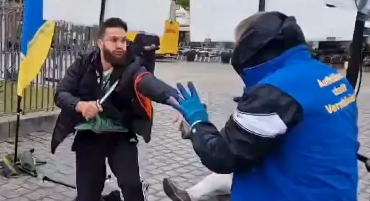 Užasan snimak napada u Njemačkoj: Nožem izbo političara, pa policajca ubo u vrat prije nego što je upucan